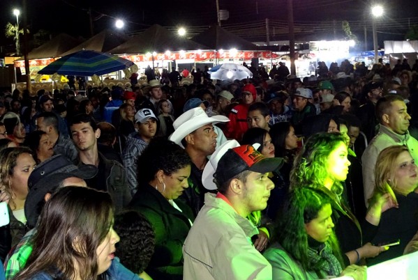 Rodeião encara frio e começa com grande show; hoje tem Rick com entrada franca