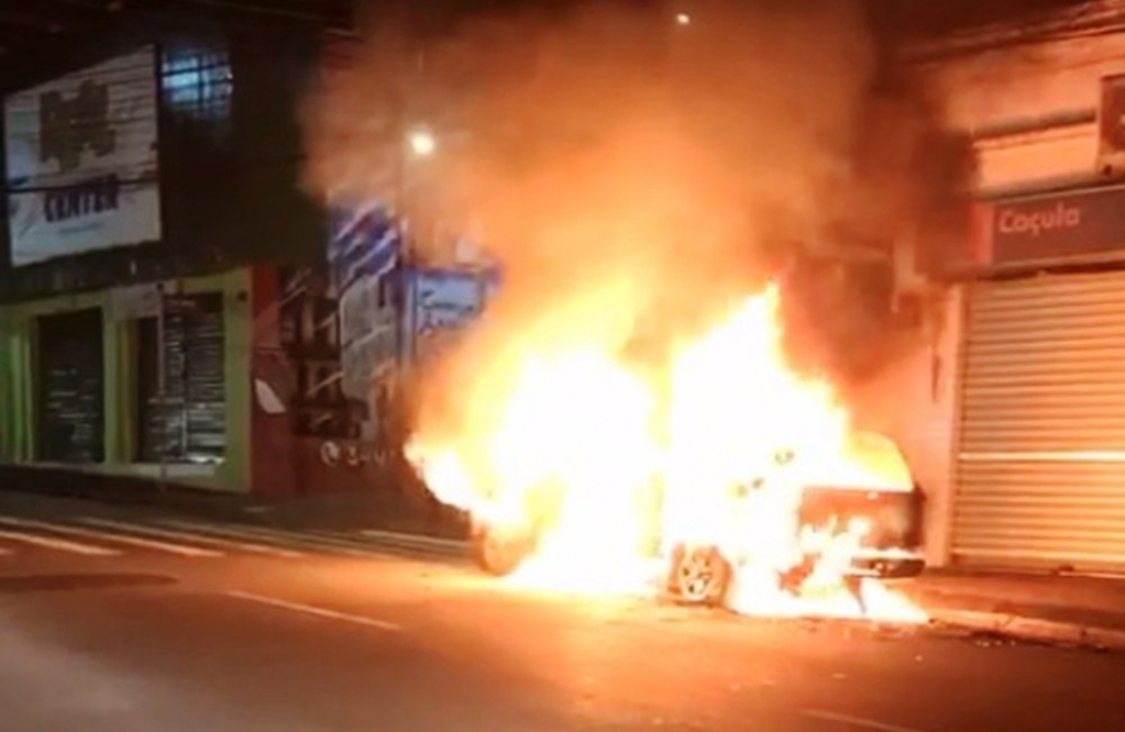 Grupo explode agência, queima carro e dispara fuzis em Limeira