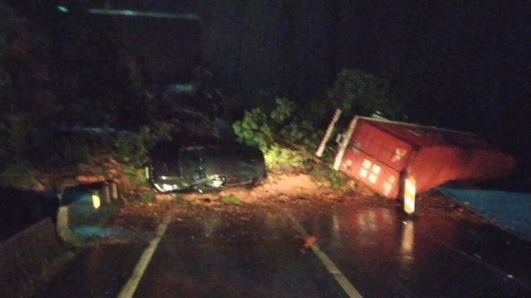 Deslizamento arrasta 10 carros e 5 caminhões em Guaratuba, no Paraná