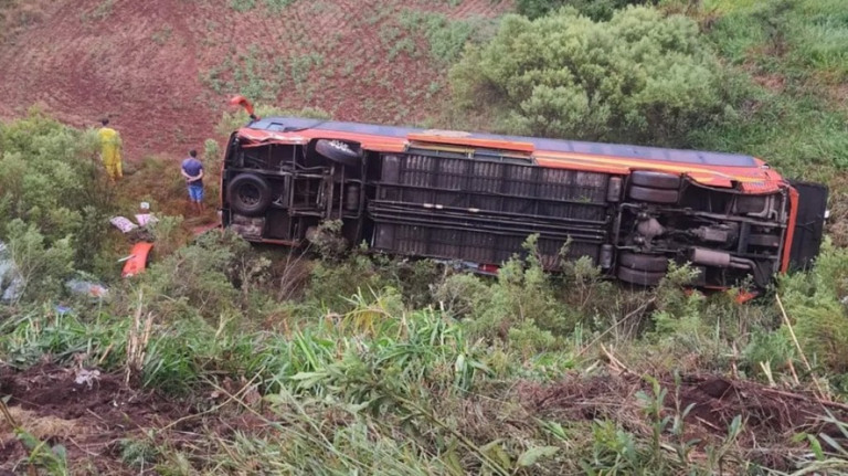 Ônibus de excursão tomba e deixa 35 pessoas feridas no RS