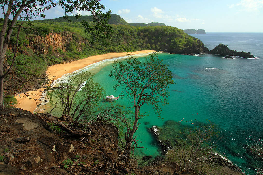 Água clarinha dá ares de Caribe a Fernando de Noronha