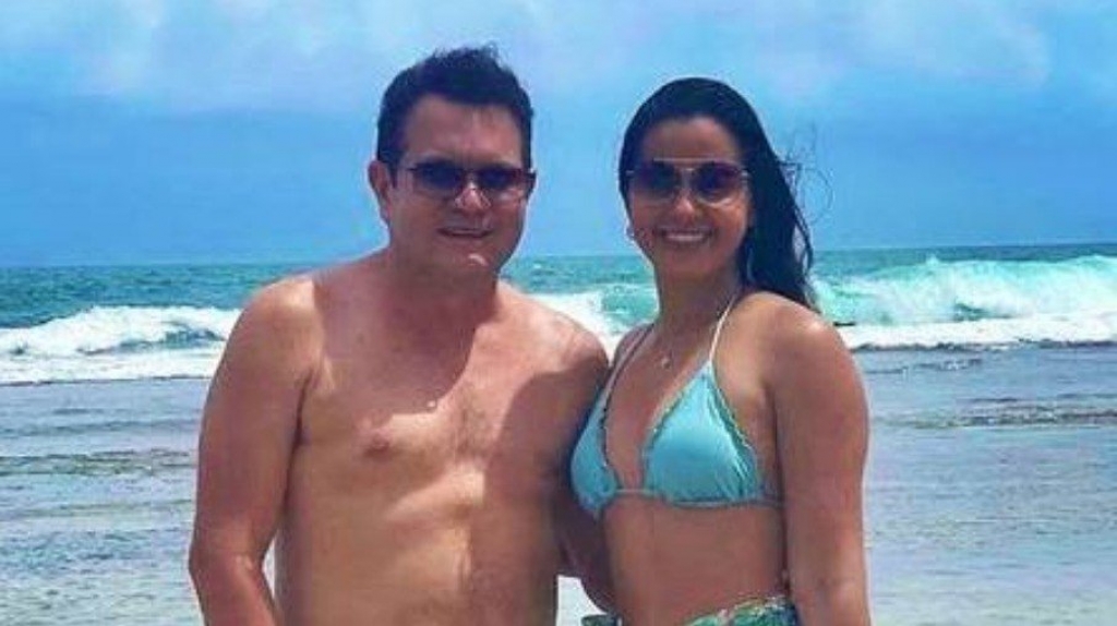 Ximbinha curte praia de Pernambuco com atual mulher Ximbinha curte praia de Pernambuco com atual mulher