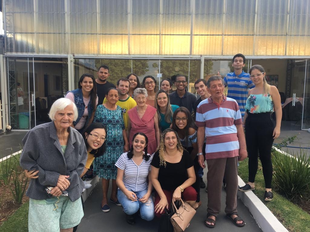 Momento de visita e doação dos alunos aos idosos da Casa do Caminho