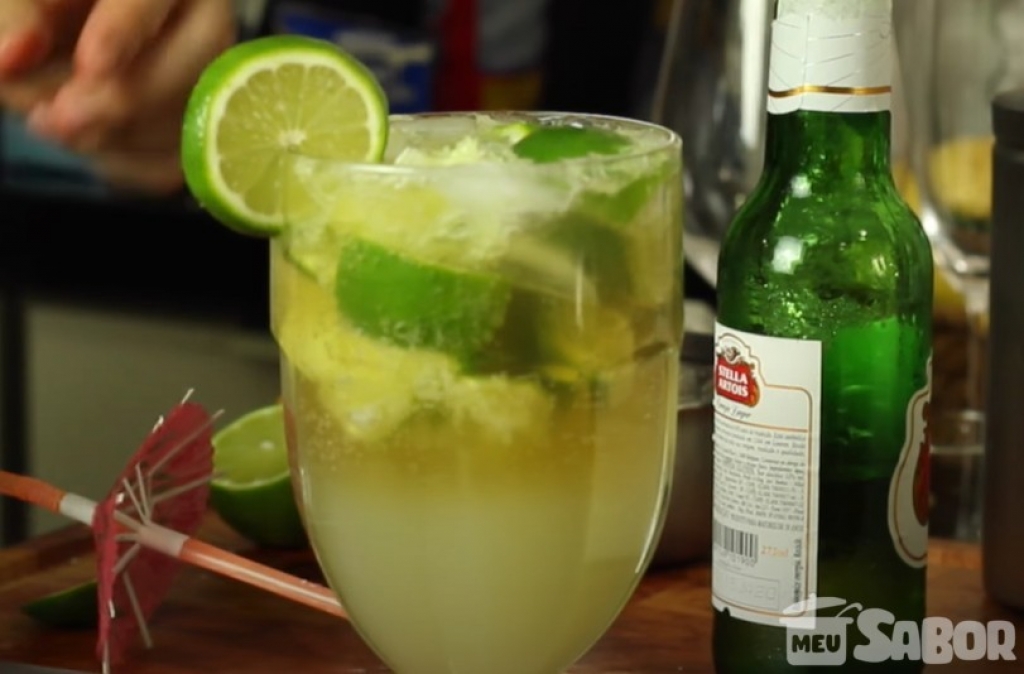 Conhece a versão do Drink Brasileiro? Aprenda a fazer Caipirinha de Cerveja