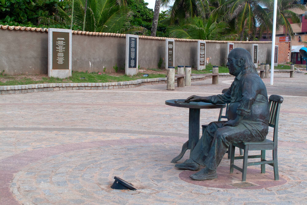 Itapuã é outra praia bastante conhecida e conta com uma estátua de Vinícius de Moraes, que imortalizou o local com um dos clássicos da Bossa Nova. Foto: shutterstock 