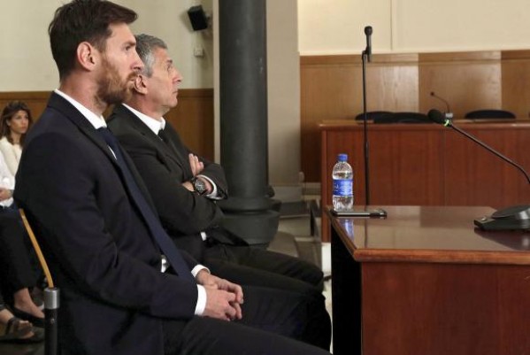 Lionel Messi e o pai, Jorge, em tribunal da Espanha – Agência Lusa