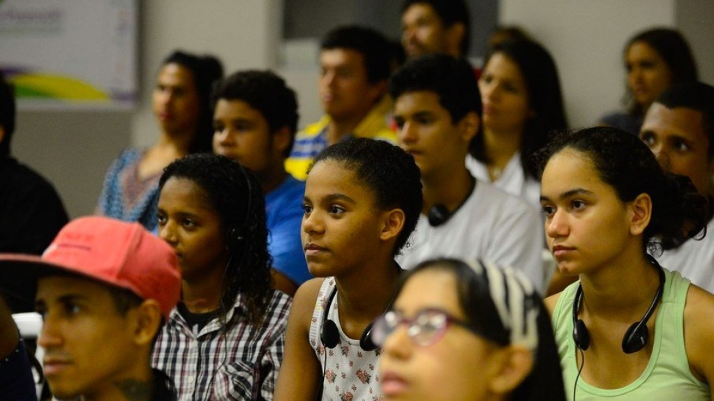 Pandemia fez 60% dos jovens da periferia perderem renda, diz estudo Pandemia fez 60% dos jovens da periferia perderem renda, diz estudo