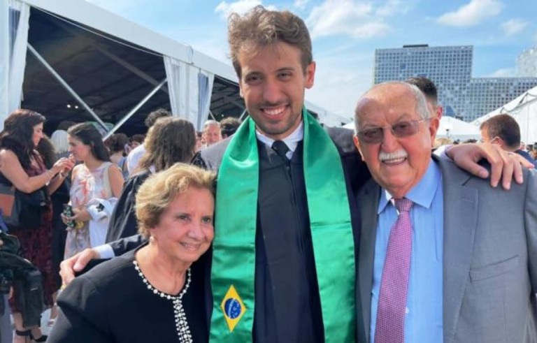 pedro Pavão neto com os avós, Pedro e eneida, após solenidade de formatura em Boston – Arquivo Pessoal