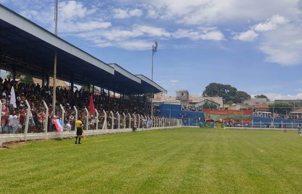Polícia captura foragido em vestiário durante jogo de futebol em Marília