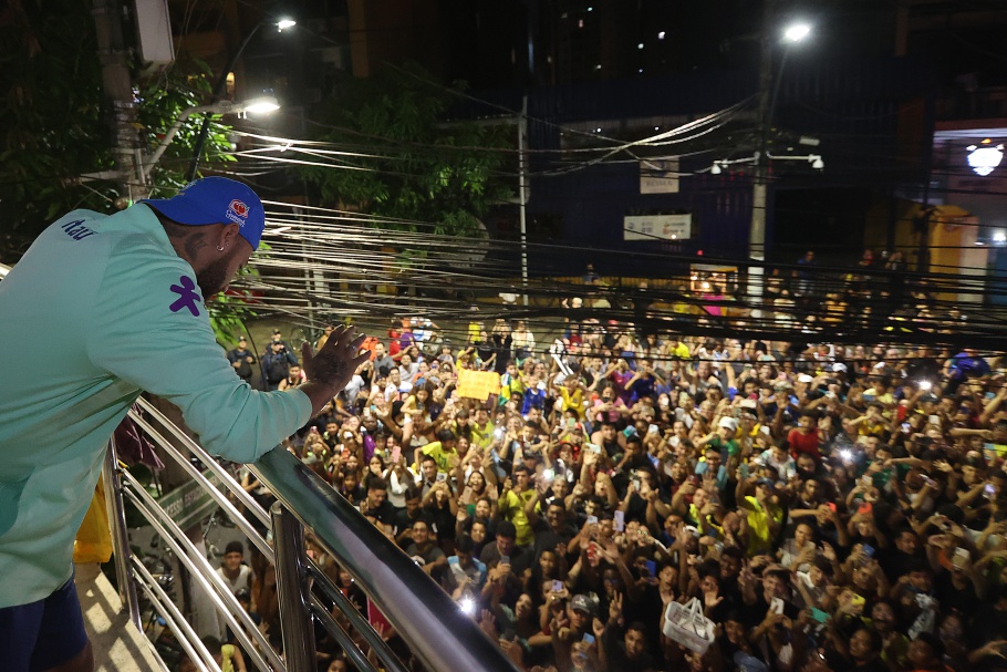 Neymar agradece torcedores em frente a hotel da Seleção