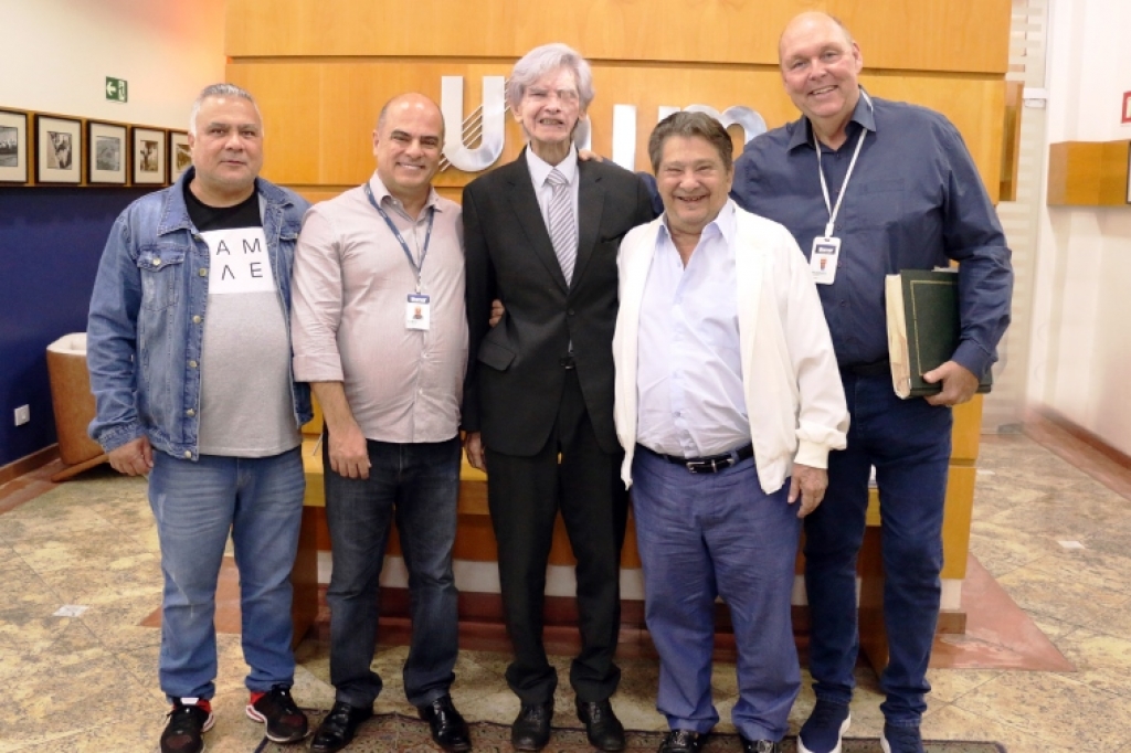 Egressos e docentes de Medicina Veterinária da Unimar, Fábio Manhoso, Marcílio Félix e Rodolfo Spears, junto ao Reitor, Márcio Mesquita Serva, e o Pró-reitor de Graduação, José Roberto Marques