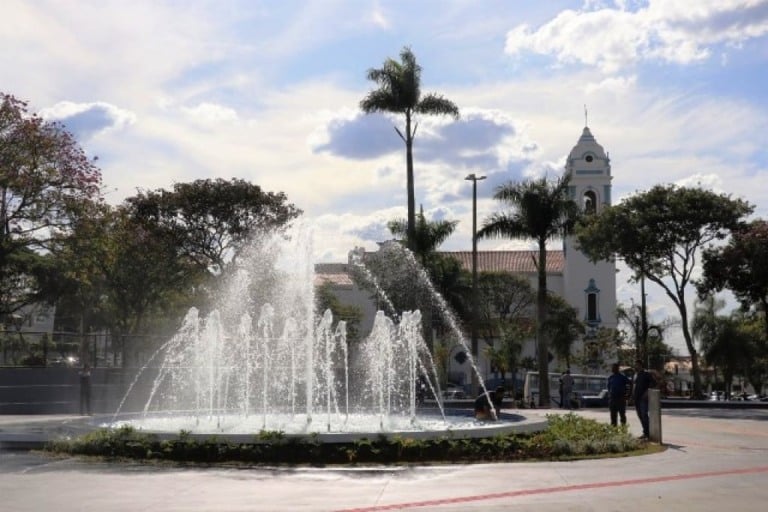 Praça Maria Izabel é reaberta com fonte luminosa e mais espaços – Jonathan Sprada/Prefeitura de Marília