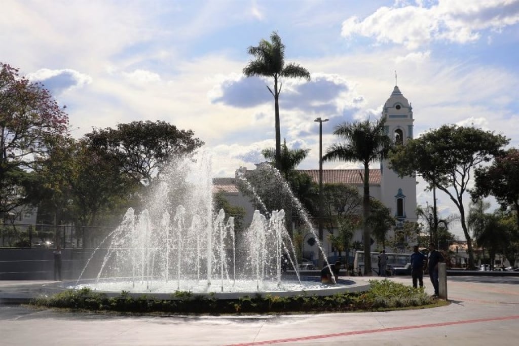 Praça Maria Izabel é reaberta com fonte luminosa e mais espaços – Jonathan Sprada/Prefeitura de Marília