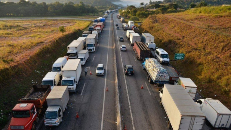 Caminhoneiros não recebem Auxílio e governo altera prazo de cadastro