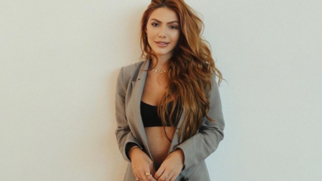 Sarah Poncio diz que está solteira e confirma fim do casamento