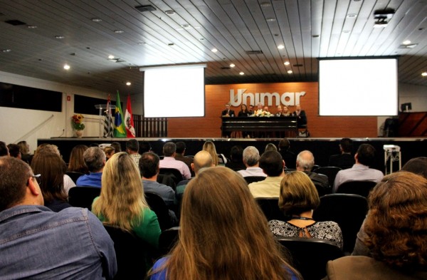 Docente da Universidade Autônoma de Barcelona palestra em Workshop da Unimar