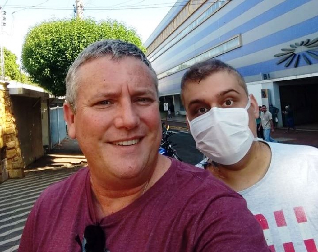 Edio Sândalo deixa o hospital com o pai, o fotógrafo Edio Jr