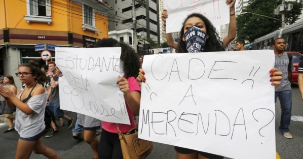 Estudantes durante protestos contra a máfia da merenda instalada em São Paulo – reprodução