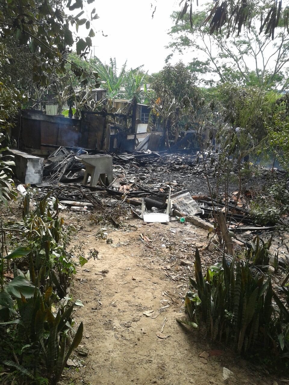 Casa destruída em incêndio na zona sul