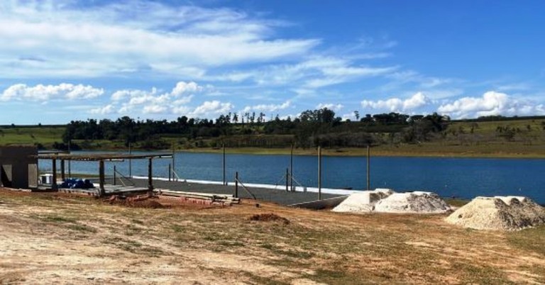 Aquaville terá praia e quadras com areia branca de quartzo, poço já jorrou