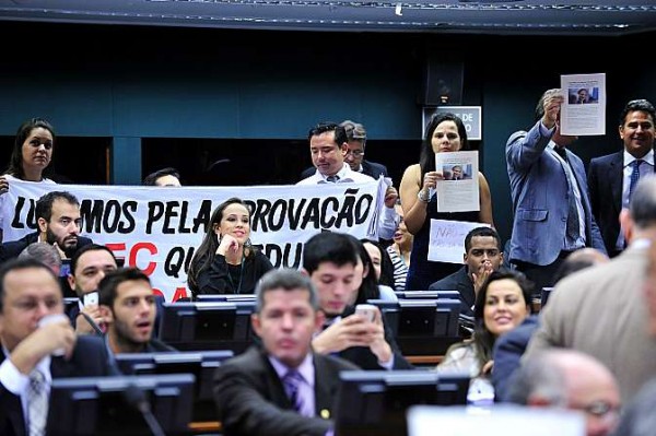 Manifestantes acompanham votação em comissão