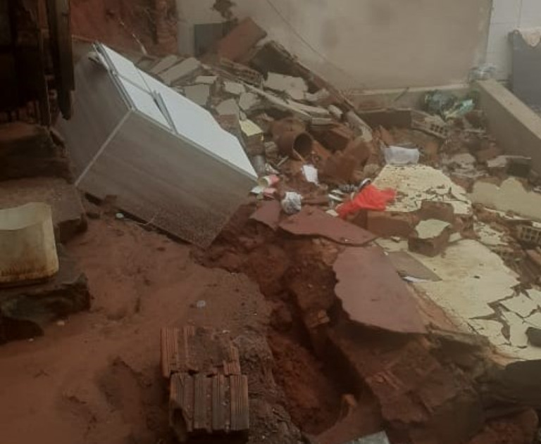 Marília tem queda de muro e dano em rede de água com temporal