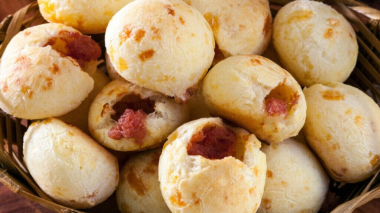 Mulher encontra larva em pão de queijo e ganha R$ 3 mil de indenização