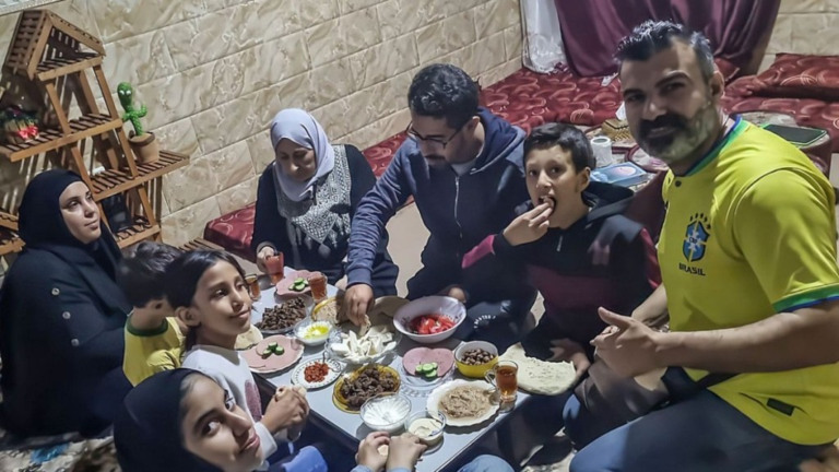 ITAMARATY / DIVULGAÇÃO Grupo de brasileiros que estão na Faixa de Gaza, em casa alugada por embaixada brasileira