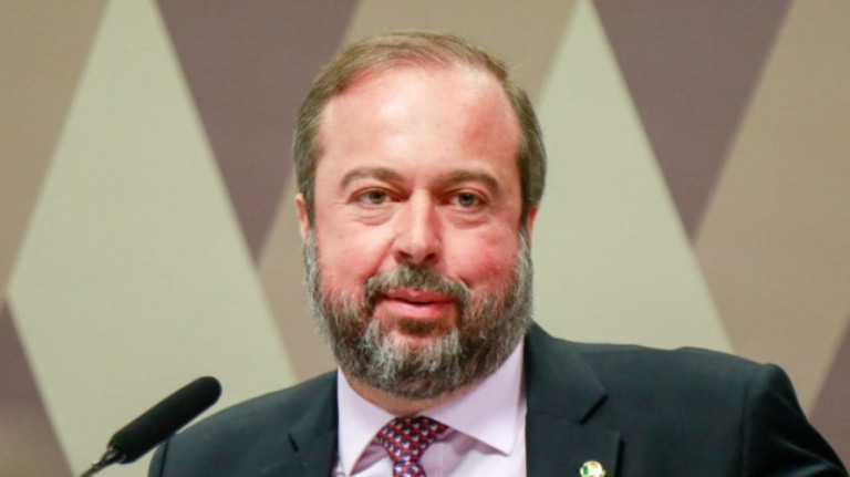 Ministro de Minas e Energia apoia mudança na política da Petrobras
