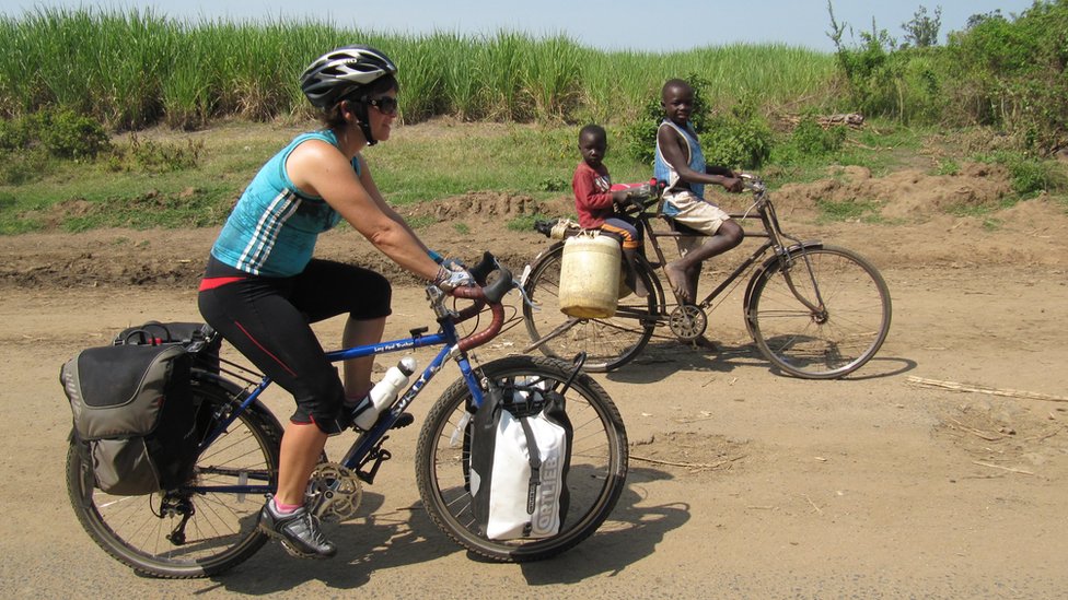 Lucy pedalando antes da covid