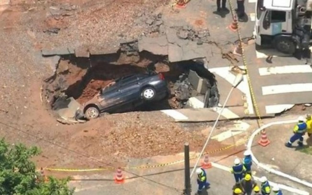 Carro cai em cratera criada por rompimento de adutora em São Paulo