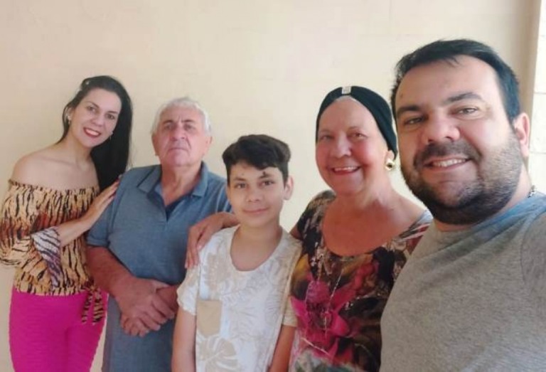 Adelma Souza com os filhos, Maycon e Juliana, o marido José e o neto Victor