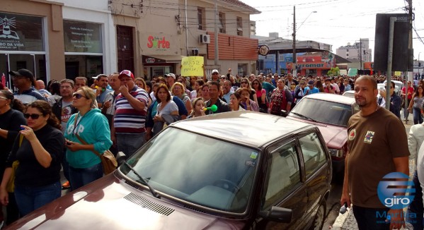 Grevistas protestam no centro e anunciam apoio de médicos