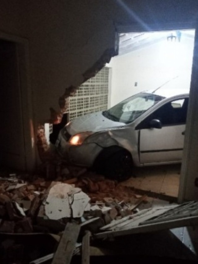 Jovem sem CNH, acusada de embriaguez, invade casa com carro em Marília