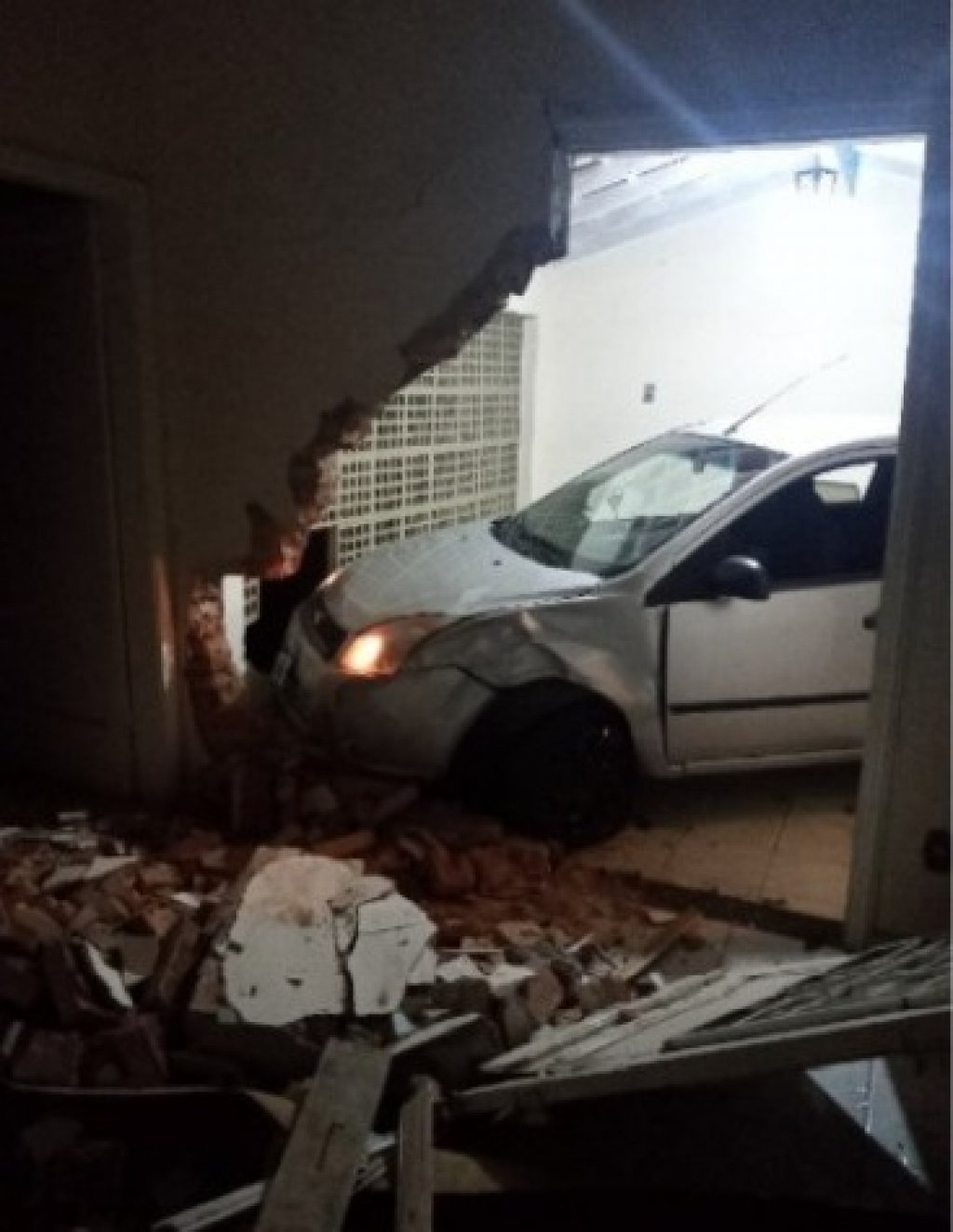 Jovem sem CNH, acusada de embriaguez, invade casa com carro em Marília