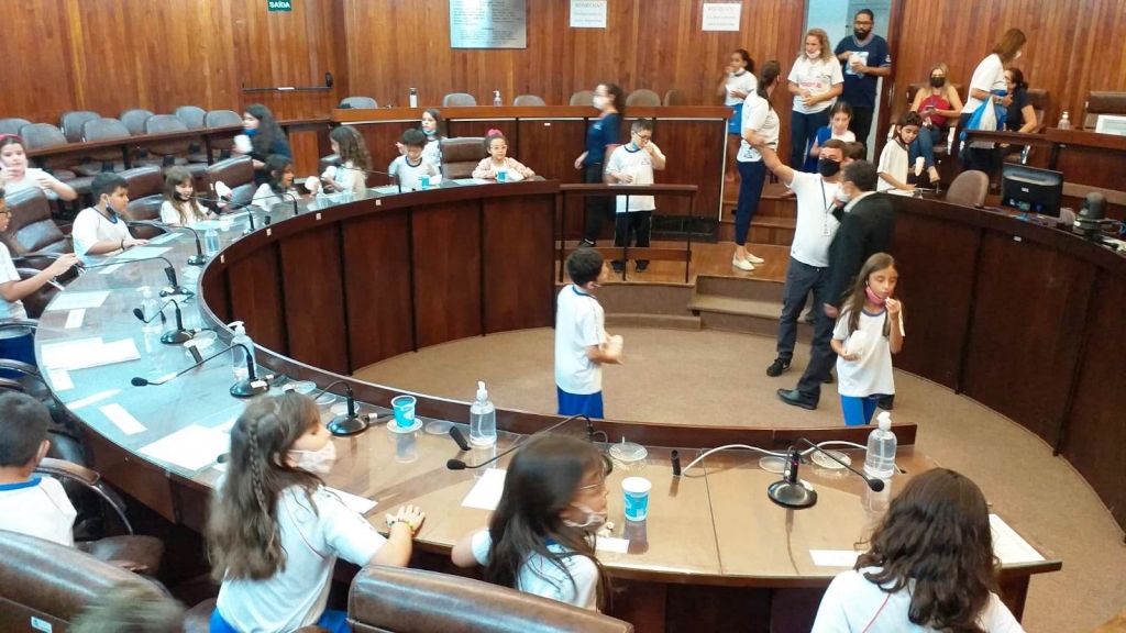 Estudantes visitam Câmara e gabinete do prefeito em Marília: aula de cidadania