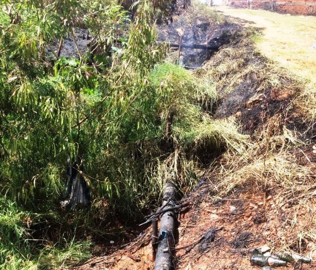 Fogo em mato afeta tubulação e zona sul fica sem água