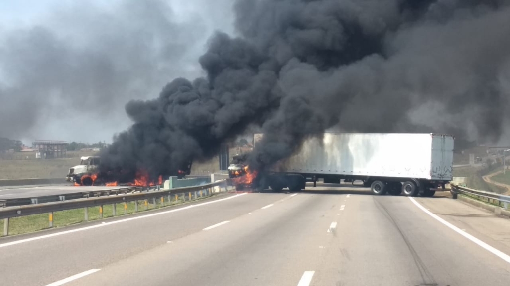 Roubo em aeroporto de Campinas tem tiros, rodovia fechada e caminhões queimados