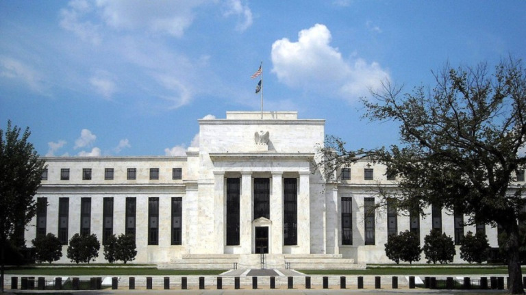 Fed manterá juros altos, mas não descarta reduzir ritmo de reajustes