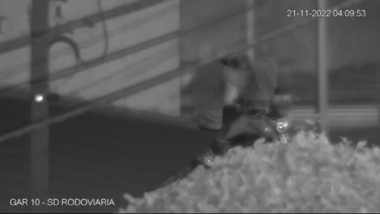 Câmeras registram furto em concessionária de motos em Garça; veja imagens