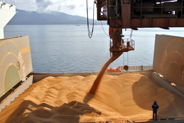 Brasil quebra recorde histórico: 100 milhões de toneladas de soja exportadas