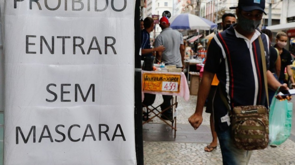 RJ: Cariocas mantém uso de máscaras no primeiro dia da liberação