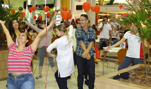 NAMORADOS - Marilia Shopping surpreende em plena praça de alimentação - fotos e vídeos