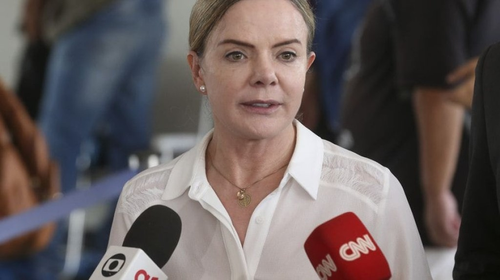Gleisi pede punição a políticos que estiveram em ato em Brasília Gleisi pede punição a políticos que estiveram em ato em Brasília