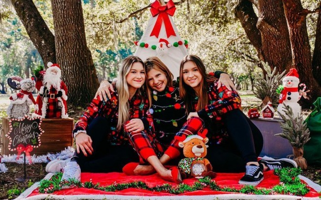 Filhas do Gugu Liberato fazem foto de Natal ao lado da mãe Filhas do Gugu Liberato fazem foto de Natal ao lado da mãe