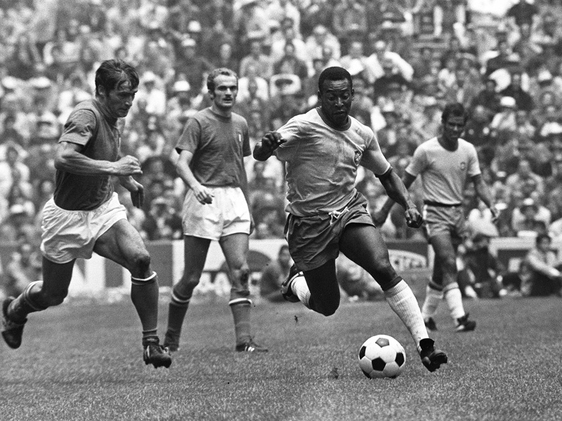 Na final da Copa de 1970, Pelé liderou o Brasil contra a Itália