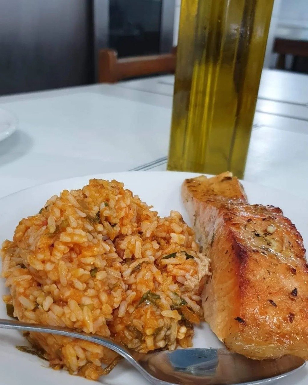 Salmão grelhado com risoto de frutos do mar. Foto: Reprodução/Instagram - 08.09.2022