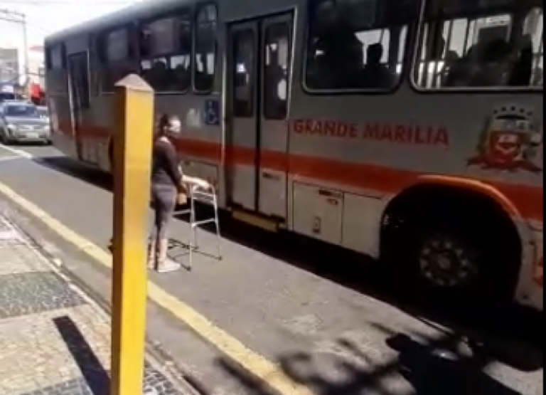 Motorista ignora pedidos e deixa mulher com andador fora de ônibus; vídeo