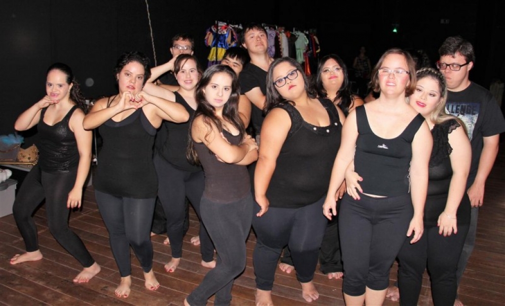 Peça leva alunos do Down Entre Amigos ao palco do Teatro; vá conferir