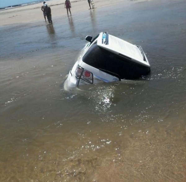 Praias contam prejuízos após "tsunami meteorológico" no país